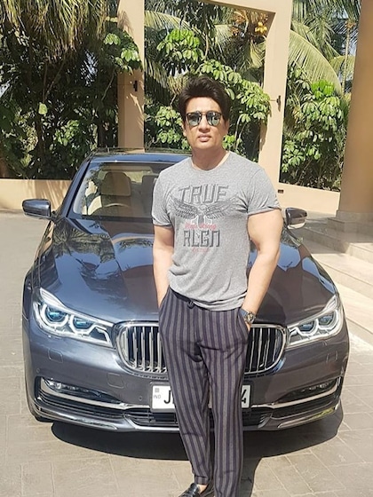 चार मंजिला आलीशान घर,एक दर्जन गाड़ियां, करोड़पति है Shekhar Suman