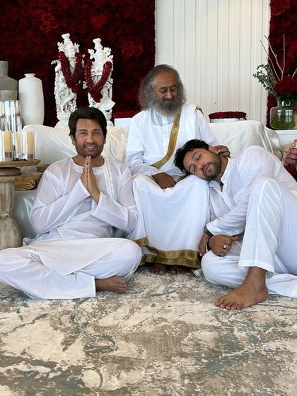 <p>शेखर सुमन भले ही लंबे समय से सिल्वर स्क्रीन से गायब है लेकिन उनका शुमार इंडस्ट्री के शानदार कलाकारों में होता है। उन्होंने अपनी फिल्मों और शोज़ से करोड़ों की संपत्ति बनाई है।</p>

