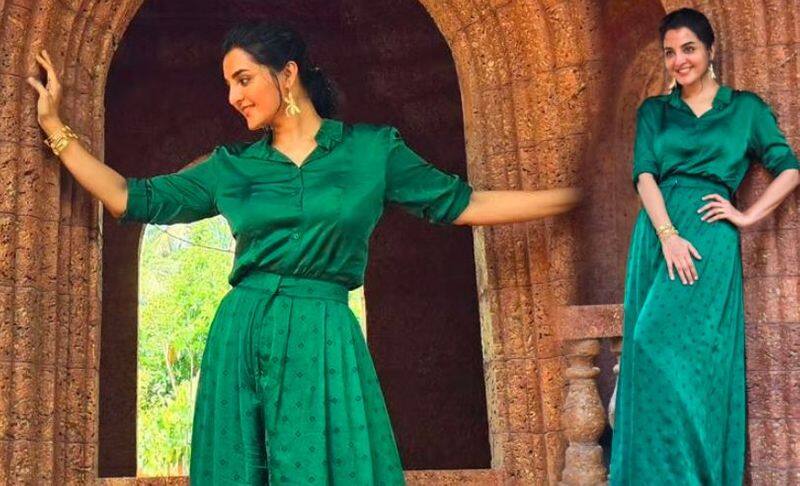 Malayalam Actress Manju warrier looks stunning in Beautiful green dress, fans comment about age Vin