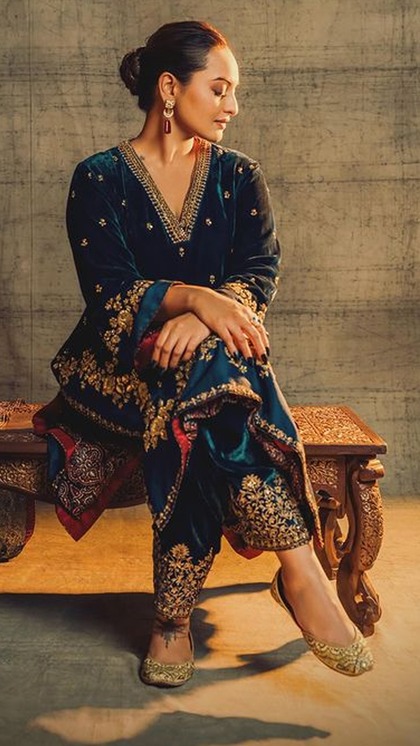 <p>फिल्म के लिए सोनाक्षी ने डाइटिंग शुरू की। ये बिल्कुल भी आसान नहीं था लेकिन एक्ट्रेस ने हार नहीं मानी और बिना जिम किए 30 किलो वजन घटाया। हर कोई ट्रांसफॉर्मेशन देख हैरान रह गया था।</p>
