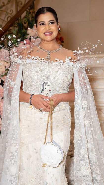 <p>इंडियन बिलिनेयर सुधा रेड्डी ने Met Gala 2024 में धमाल मचा दिया। गाउन से लेकर जूलरी तक कीमत ने नीता अंबानी की याद दिला दी।</p>

<p><br />
 </p>
