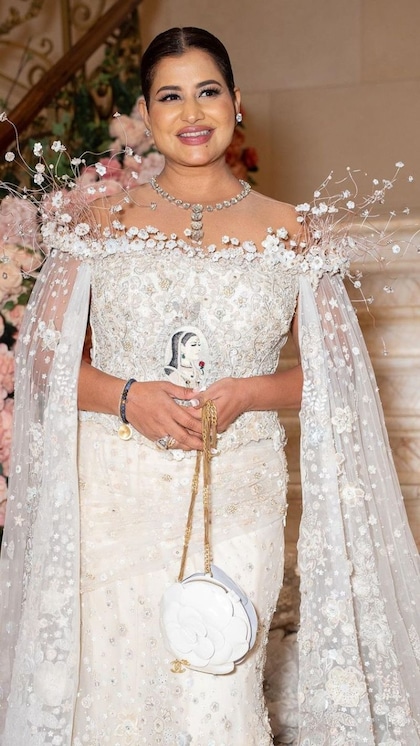 <p>इंडियन बिलिनेयर सुधा रेड्डी ने Met Gala 2024 में धमाल मचा दिया। गाउन से लेकर जूलरी तक कीमत ने नीता अंबानी की याद दिला दी।</p>

<p><br />
 </p>
