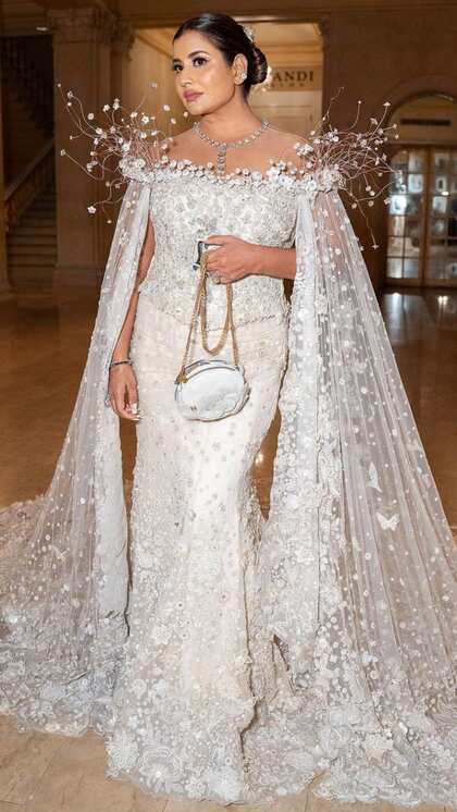 <p>सुधा रेड्डी ने Met Gala के लिए आइवरी सिल्क गाउन चुना। जिसे तरुण तहलियानी ने डिजाइन किया। उनका आउटफिट स्लीपिंग ब्यूटीज रीवाकिंग फैशन पर बेस्ड था।<br />
 </p>
