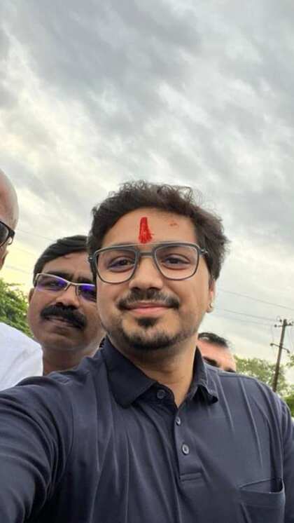 कितने पढ़े लिखे हैं आकाश?