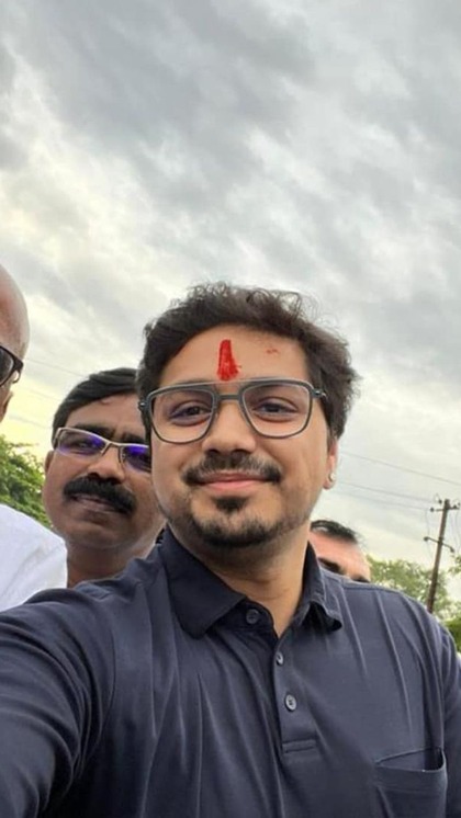 <p>आकाश आनंद कौन हैं? कितने पढ़े लिखे हैं? बुआ-भतीजे की बांडिंग कैसी है? उनकों क्यो पार्टी के सभी पदों से हटाया गया? इन्ही सवालों का जवाब चलिए जानते हैं।</p>
