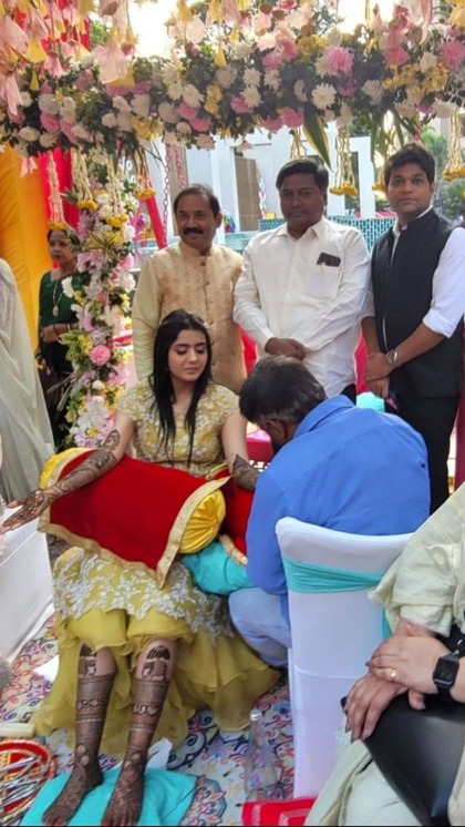 <p>BSP सुप्रीमो मायावती ने अपने भतीजे और अपने राजनीतिक उत्तराधिकारी आकाश आनंद को सभी पदों से हटाकर खलबली मचा दी। मायावती की बहू व आकाश की पत्नी कुशल चिकित्सक हैं।</p>

