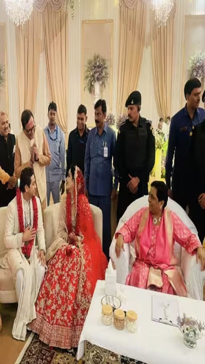 <p>मायावती ने कहा कि पार्टी मूवमेंट के व्यापक हित में पूर्ण परिपक्वता आने तक आकाश को दोनों अहम जिम्मेदारियों से अलग किया गया है। उनके पिता आनंद पहले की तरह जिम्मेदारी निभाते रहेंगे।<br />
 </p>
