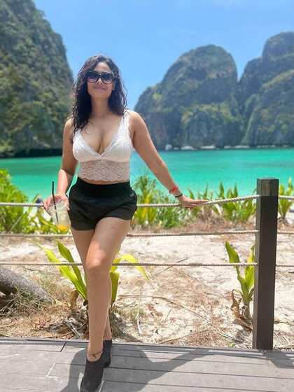 बीच से शेयर किया Bikini Top में फोटो