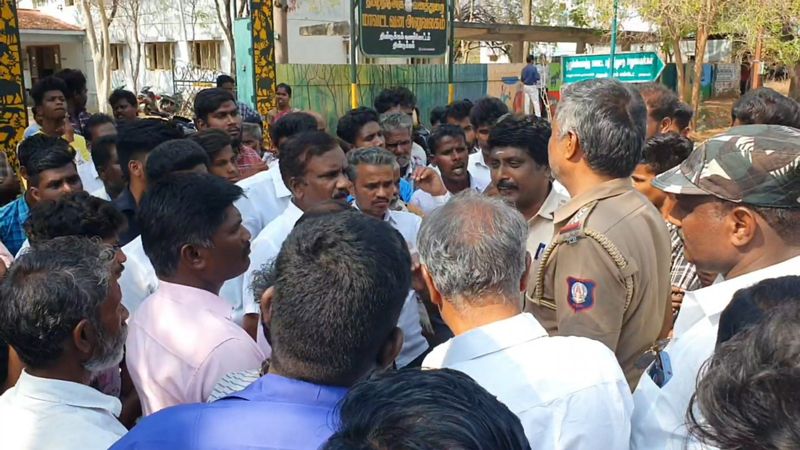 village people protest against murder accused in dindigul district vel