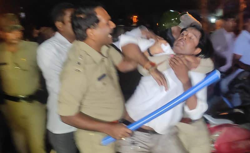 Protest by Hindu organization activists Stone pelting At Bagalkote gvd