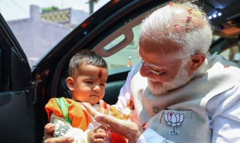 Prime Minister Narendra Modi Meet small Child at Lakshmipuram Village Warangal AKP