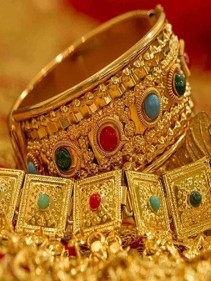 <p>सर्राफा बाजार में सोने-चांदी की बढ़ती कीमतों ने टेंशन बढ़ा दी है। 17 मई को गोल्ड का भाव प्रति 10 ग्राम 73470 रुपए रही तो चांदी 86230 रुपए किलो पहुंच गई है। </p>
