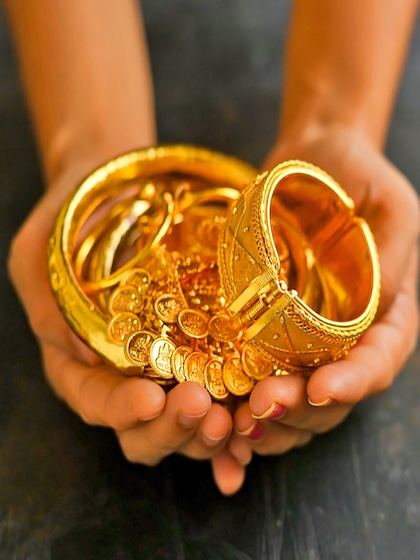 Gold Price Today: गोल्ड के दामों पर लगा ब्रेक! इतने रुपए हुआ सस्ता