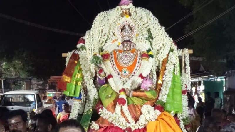 Walking on MuthumariAmman road even in the rain tvk