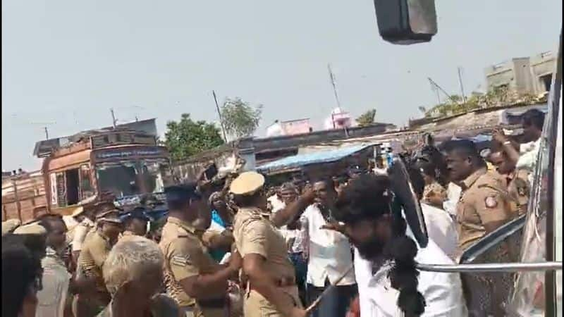 police did lathi charge to public who protest against police in devarkulam in tirunelveli vel