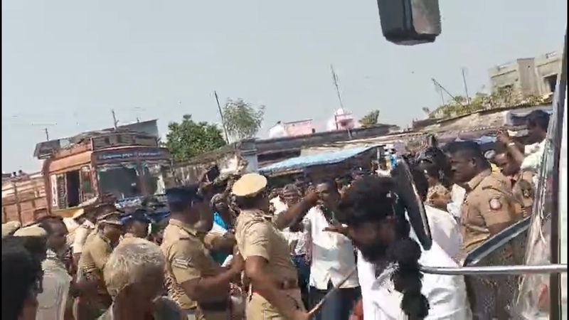 police did lathi charge to public who protest against police in devarkulam in tirunelveli vel