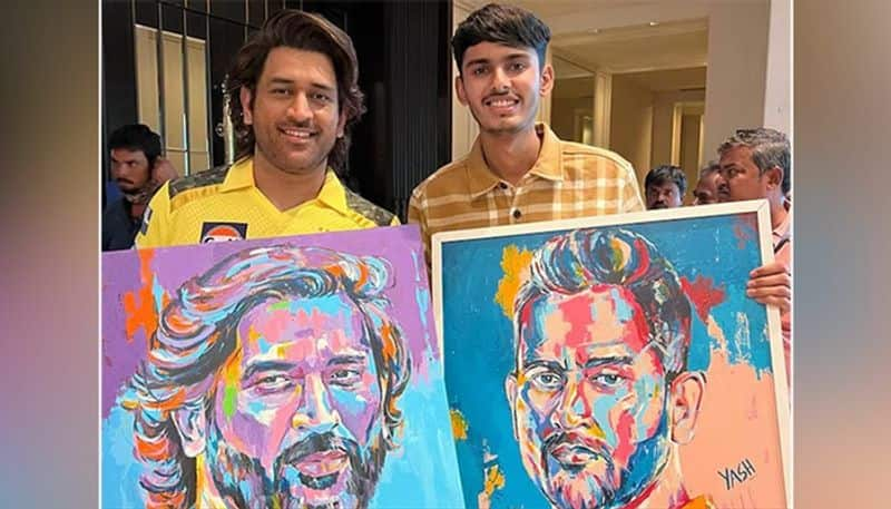 cricket MS Dhoni delights fan by autographing hand-made portraits, Video goes viral (WATCH) osf