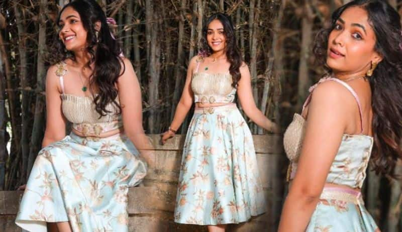 Serial Actress, Anchor Anupama Gowda Looks stylish in dresss, fans comment her beauty Vin