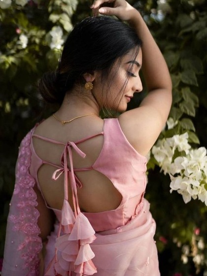 <p>सिंगल डोरी डिजाइन हमेशा चलन में रहती है आप डबल डोरी डिजाइन का ब्लाउज बनवा सकती हैं। इसमें सुंदर टैसल ब्लाउज के लुक को एनहांस करेगा।</p>
