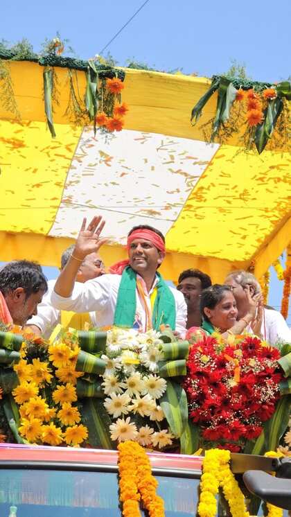 <p>आंध्र प्रदेश के गुंटूर से TDP कैंडिडेट डाॅ. चंद्रशेखर पेग्मासानी के पास सबसे अधिक 5,705.5 करोड़ रुपये की संपत्ति है। 1,038 करोड़ रुपये से अधिक कर्ज है। उन पर 1 क्रिमिनल केस है।</p>
