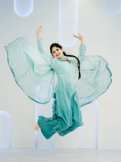 <p>गर्मियों के लिए चिकनकारी कुर्ता सेट शानदार ऑप्शन होता है हर्षाली ने लाइट ब्लू कलर का चिकन का सूट पहना है जिसके साथ उन्होंने बालों की ब्रेड और छोटी इयररिंग से लुक कंप्लीट किया है।</p>
