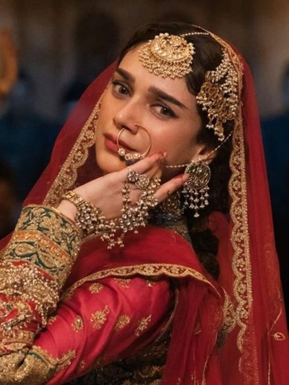 <p>अदिति ने यहां स्टोन की हल्की नथ पहनी है जिसके साथ उन्होंने कुंदन की भारी ज्वेलरी पेयर किया है। आप चाहे तो अदिति स्टाइल की भी नथ कॉपी कर सकती हैं। </p>
