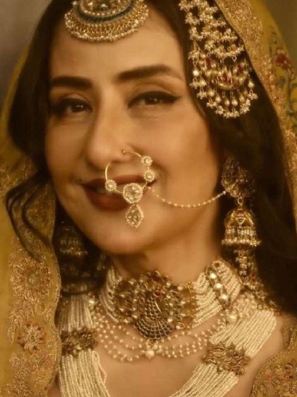 <p>मनीषा कोइराला ने यहां नॉन पियर्सिंग नथ पहना है जो मोती और कुंदन की है। बहुत सी ब्राइड नॉन पियर्सिंग नथ पसंद पसंद करती हैं उनके लिए मनीषा की यह नथ परफेक्ट रहेगी।</p>
