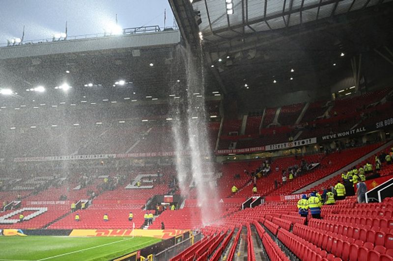 football Old Trafford is falling down Arsenal fans mock Man United after rainfall disrupts iconic stadium (WATCH) snt