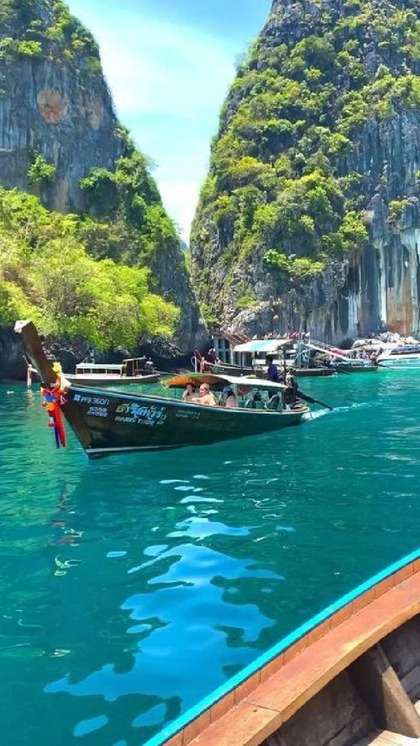 <p>थाइलैंड के Phuket में प्रकृति के खूबसूरत नज़ारे देखने को मिलेंगे। अगर आप अपने देश के Beach कई बार जा चुके हैं तो अबकी बार थाइलैंड के फुकेट में समुंदर का मज़ा लें।  <br />
 </p>
