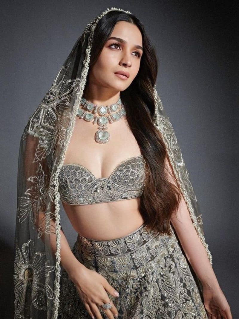 Alia Bhatt 8 latest Blouse design for Saree and Lehenga zkamn