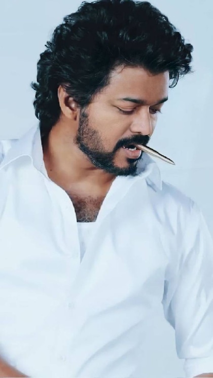 <p>साउथ के सुपरस्टार थलापति (Thalapathy Vijay) को आज हर कोई जानता है। केवल साउथ ही नहीं हिंदी सिनेमा प्रेमी भी उनकी फिल्मों को पसंद करते हैं। जानिए थलापति विजय की नेट वर्थ कितनी है। </p>
