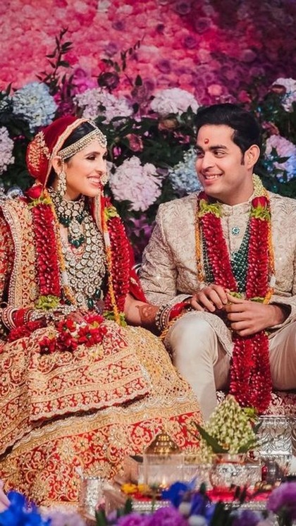 <p>आकाश अंबानी ने 2019 में हीरा कारोबारी राचेल मेहता की बेटी श्लोका मेहता से शादी रचाई थी। श्लोका ने वेडिंग में  10 करोड़ का लहंगा पहना था,इसके साथ ही उनकी जूलरी भी करोड़ों में थी।</p>
