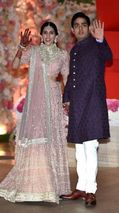 <p>आकाश अंबानी की शादी में खर्च का अंदाजा इसी से लगाया जा सकता है कि नीता अंबानी ने श्लोका मेहता को 451 करोड़ का हार दिया था। ये हार केवल श्लोका के लिए बनवाया गया था। </p>

