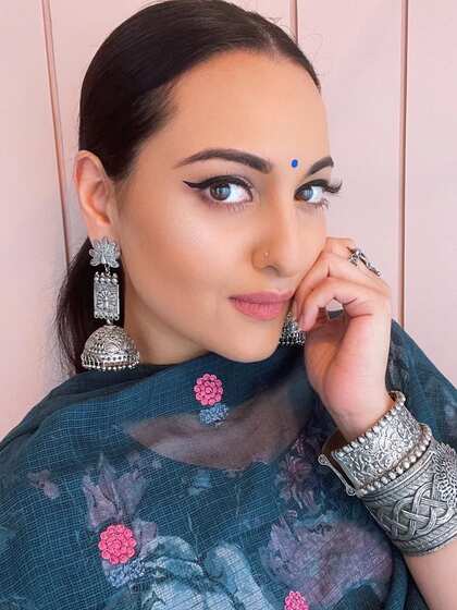 <p>बॉलीवुड की दबंग गर्ल सोनाक्षी सिन्ह 2 जून को 37वां बर्थडे बना रही हैं। भले सोनाक्षी आज फिट न फाइन दिखती हो लेकिन एक वक्त ऐसा था जब उन्हें ओवरवेट के लिए ट्रोल किया जाता था।</p>
