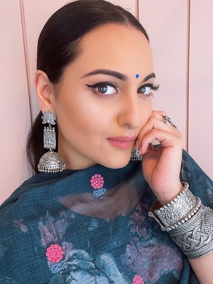 <p>बॉलीवुड की दबंग गर्ल सोनाक्षी सिन्ह 2 जून को 37वां बर्थडे बना रही हैं। भले सोनाक्षी आज फिट न फाइन दिखती हो लेकिन एक वक्त ऐसा था जब उन्हें ओवरवेट के लिए ट्रोल किया जाता था।</p>
