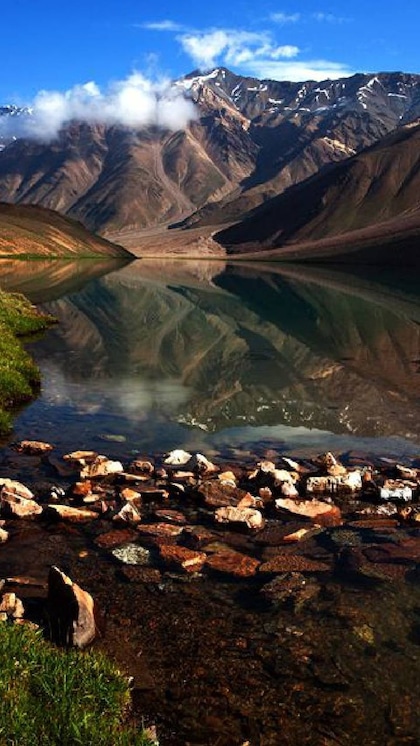 <p>Chandratal Lake स्पीती घाटी की खूबसूरत लेक में एक है। ये लेक लाहोल और स्पीती में चंद्रमा की आकृति की तरह बनी है। यहां एडवेंचर का मज़ा भी लिया जा सकता है। <br />
 </p>
