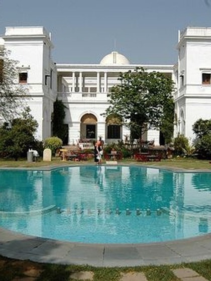 <p> </p>

<p>पटौदी पैलेस 10 एकड़ में फैला हुआ है, जिसमें 150 कमरे हैं। इसमें से 7 ड्रेसिंग रूम, 7 बेडरूम, 7 बिलियर्ड रूम के साथ ड्राइंग और डाइनिंग रूम है। </p>
