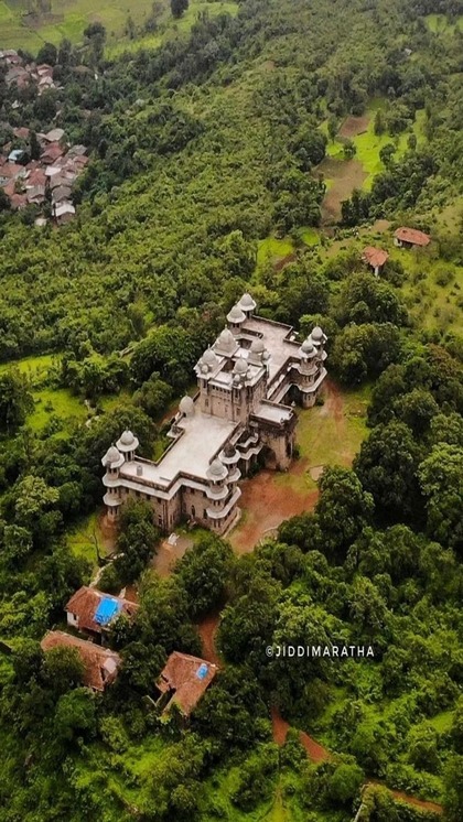 <p>ज्योतिरादित्य पत्नीदो बच्चों और मां के साथ जय विलास पैलेस में रहते हैं। जो मध्य प्रदेश के ग्वालियर में स्थित है। यह महल एंटीलिया से काम नहीं है यहां की खूबसूरती देखते ही बनती है।</p>

