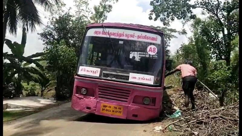 An accident occurred in Mayiladuthurai when the wheel of a government bus suddenly fell off vel