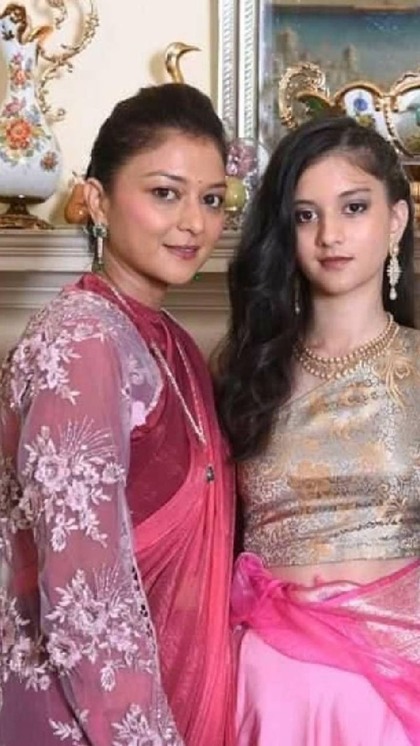 <p>अनन्या राजे सिंधिया राजघराने से ताल्लुख रखती हैं। उनके अंदर राजघराने जैसे शौक भी हैं। मीडिया रिपोर्ट्स की मानें तो अनन्या ने 8 साल की उम्र में ही हॉर्स राइडिंग सीख ली थी।</p>
