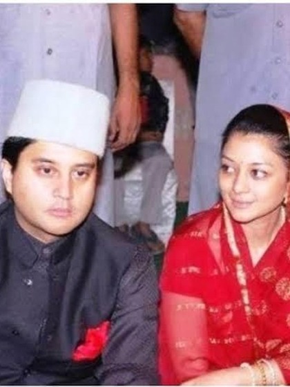 <p>सिंधिया परिवार में पिछली कई पीढियां से एक सिलसिला चला आ रहा था, जब पिता अपने पुत्र की शादी नहीं देख पाते थे। समय से पहले पिता की मौत हो जाती थी।</p>
