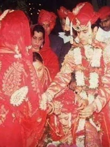 <p>ज्योतिरादित्य सिंधिया की शादी 1994 में प्रियदर्शनी से हुई थी। यह शाही शादी इस परिवार के लिए खास थी क्योंकि शादी में एक अजूबा हुआ था।</p>
