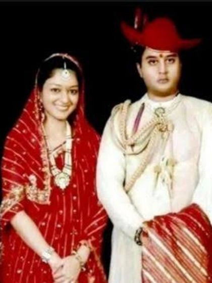 <p>ज्योतिरादित्य सिंधिया की शादी के समय यह सिलसिला टूटा था और पहली बार ऐसा हुआ था जब सिंधिया नरेश माधव राव सिंधिया अपने अपने बेटे की शादी देख रहे थे ।</p>
