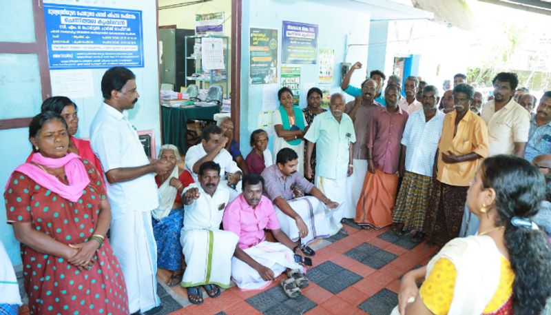 paddy farmers blockade in krishibhavan in chennithala 