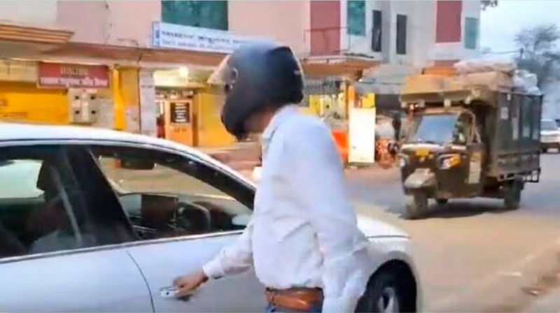 Uttar Pradesh The traffic police imposed a fine of 1000 on the Audi car for not wearing a helmet akb