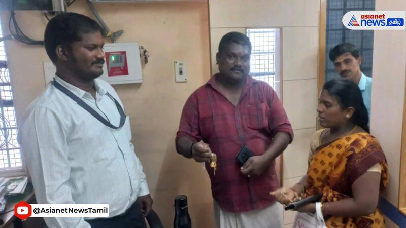 A tea shopkeeper handed over a 5- sovereign gold necklace lying on the road in Madurai to its owner vel