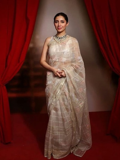 <p>बीज ऑर्गेनसा साड़ी के साथ माहिरा ने स्लीवलेस ब्लाउज पहना है। बालों का बन, हैवी चोकर और मिनिमल मेकअप से लुक कंप्लीट किया है जिसमें वह बहुत सुंदर लग रही हैं।</p>
