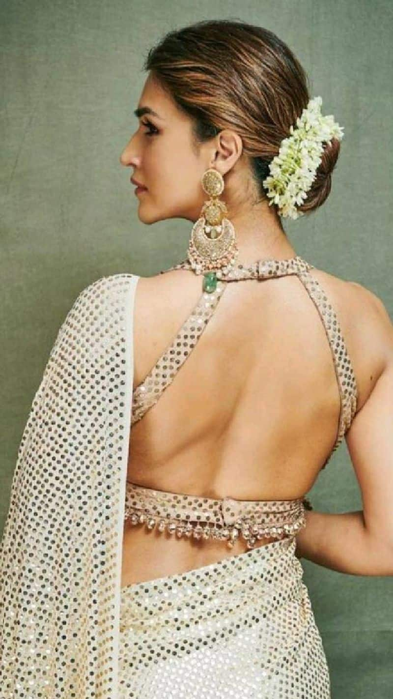 backless  Latest blouses design mehndi or haldi for skinny girls 2024 xbw