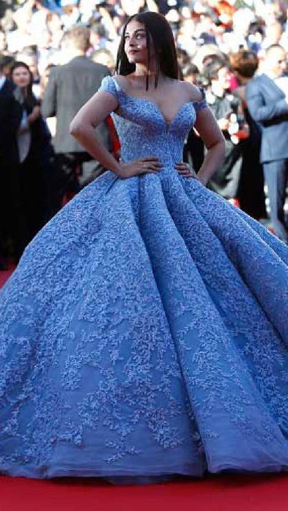 <p>ऐश्वर्या राय ने कान्स 2017 में icy blue princess gown कैरी किया था। इस गाउन में वो सिंड्रेला जैसी लग रही थी। </p>
