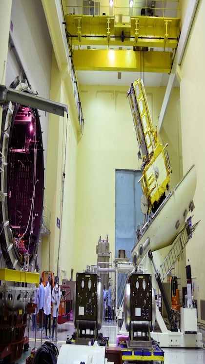 <p>NASA- ISRO संयुक्त रूप से एक ऐसे राडार को लांच करने की तैयारी में है जो पृथ्वी पर होने वाले किसी भी छोटे से छोटे परिवर्तन की सूचना पहले ही दे देगा। </p>

<p> </p>
